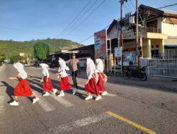 Wujudkan Kamseltibcarlantas, Personel Polsek Rhee Laksanakan Giat Rawan Pagi di Depan SDN Rhee Beru