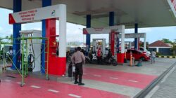 Cegah Penumpukan Kendaraan, Polsek Labuapi Intensifkan Patroli SPBU Demi Kenyamanan Pengendara