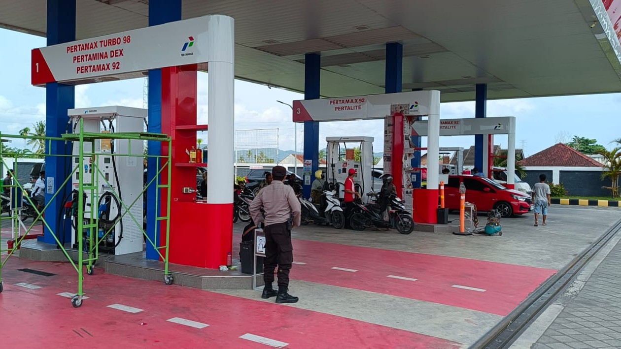 Pastikan Distribusi BBM Lancar, Polsek Labuapi Pantau Langsung Stok dan Antrean di Sejumlah SPBU
