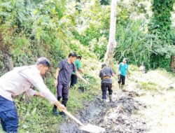 Bhabinkamtibmas Polres Bima Kota Bersama Warga Bersih-Bersih Jalan Lintas Desa