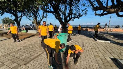 Bersih Pantai Ampenan Rutin, Ditpolairud Polda NTB Ajak Masyarakat Peduli Lingkungan