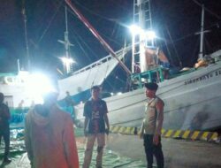 Patroli Malam Humanis, Polsek Pelabuhan Bima Sapa Buruh dan Warga