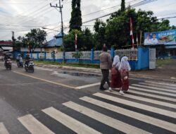 Polsek Rasanae Timur Gelar Rawan Pagi, Antisipasi Kemacetan dan Bantu Pelajar Menyeberang