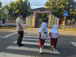 Polsek Sekongkang Intensifkan Rawan Pagi, Personel Bantu Pelajar Menyeberang Jalan