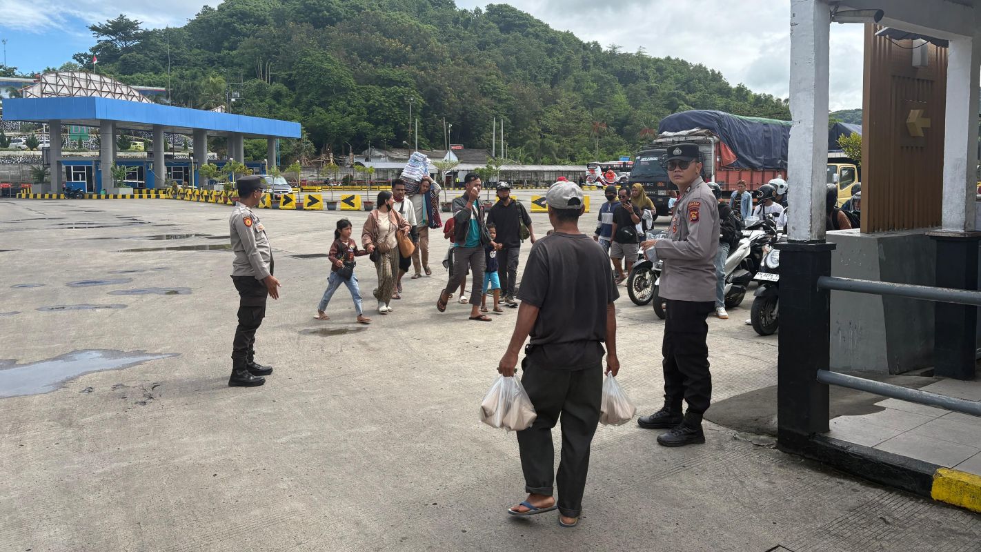 Polsek Kawasan Pelabuhan Lembar Amankan Pemuatan Kapal