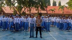 KAPOLSEK DOMPU JADI PEMBINA UPACARA DAN SERAHKAN PENGHARGAAN SISWA BERPRESTASI DI SMKN 1 DOMPU