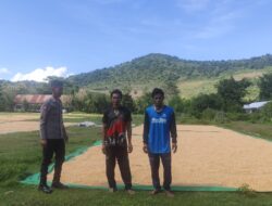 Pantau Penjemuran Jagung Warga, Bhabinkamtibmas Desa Songgajah Dorong Ketahanan Pangan Nasional