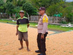 Bhabinkamtibmas Polsek Kilo Pantau Penjemuran Jagung Warga, Dukung Ketahanan Pangan Nasional