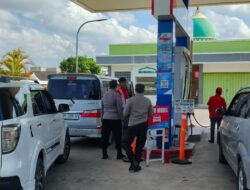 Waspada Antrean Mengular, Polsek Labuapi Jaga Ketat SPBU Demi Kenyamanan Warga