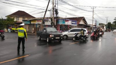 Polsek Batulayar Atur Lalu Lintas di Simpang 3 Montong