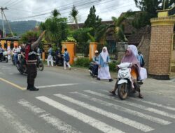 Polisi Humanis Hadir di Sekolah, Polsek Seteluk Jaga Keamanan dan Ketertiban Pagi Hari