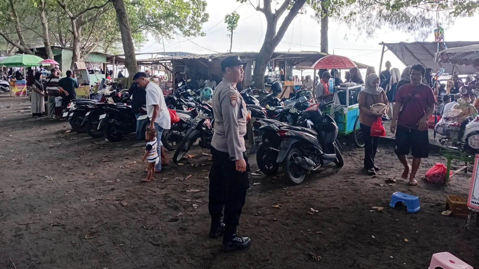 Wisata Pantai Kuranji Bangsal Membeludak, Polsek Labuapi Turun Tangan Pastikan Keamanan Pengunjung