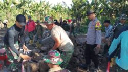 Sinergitas TNI–Polri Menguat, Personel Polsek Suralaga Ikut Gotong Royong TMMD Ke-128 di Paok Lombok
