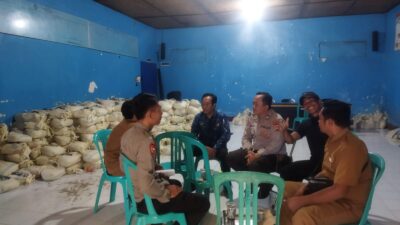 Bhabinkamtibmas Dasan Lekong Monitoring Pembagian 1.195 Paket Sembako, Warga Dihimbau Tertib