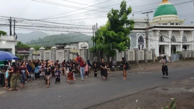 Menjaga Tradisi Tetap Aman, Polsek Kuripan Kawal Prosesi Adat Nyongkolan di Lombok Barat