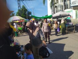 Bhabinkamtibmas Desa Surabaya Laksanakan Pengamanan Pasar Senin dan Pengaturan Arus Lalu Lintas
