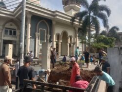 Tiga Bhabinkamtibmas Polsek Sikur Gotong Royong Bersama Warga di Masjid Islahul Muslimin