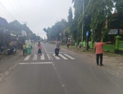 Personel Polsek Suela Laksanakan Pengaturan Lalu Lintas Di Depan SDN 02 Suela
