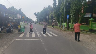 Personel Polsek Suela Laksanakan Pengaturan Lalu Lintas Di Depan SDN 02 Suela