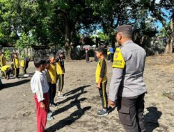 “Polisi Peduli” Bhabinkamtibmas Polsek Tambora Melatih PBB Pelajar SD Persiapan Upacara Hardiknas 2026
