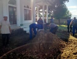 “Polisi Peduli” Bhakti Religi, Satpolairud Polres Bima Kabupaten Bersama Warga Gotong Royong Bersihkan Masjid Nurul Bahari