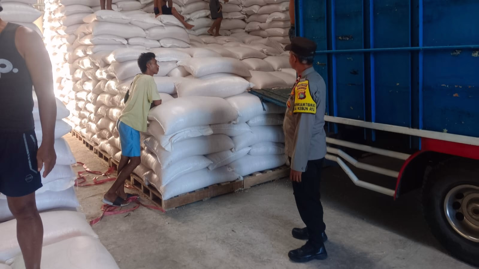 Distribusi Jagung ke Gudang Bulog Dikawal Polsek Gerung