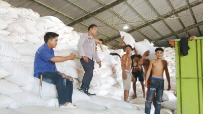 Polri Hadir Kawal Ketahanan Pangan, Bhabinkamtibmas Polres Bima Kota Monitoring Bongkar Muat Jagung
