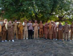 “Police Go to School” Bhabinkamtibmas Polsek Soromandi Jadi Irup Bendera di SMAN I Soromandi