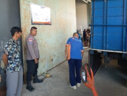 Sinergi Polri dan Petani, Bhabinkamtibmas Desa Kedaro Kawal Penyerapan 10 Ton Jagung di Gudang Bulog