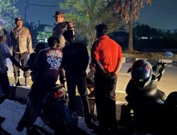 Malam Hari di Kediri Lombok Barat, Polisi Masuk ke Pemukiman Warga Demi Pastikan Situasi Kondusif