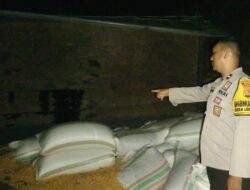 LakaLantas Tunggal, Truck Pengangkut Jagung Terguling Polsek Soromandi Bergerak Cepat Menuju TKP