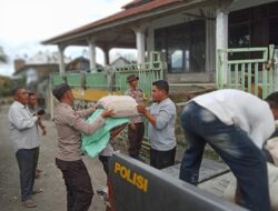 “Polisi Peduli” Memakmurkan Tempat Ibadah Unit Binmas Polsek Donggo Salurkan Bantuan Semen Untuk Renovasi Masjid