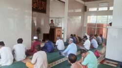 KANIT BINPOLMAS POLRES DOMPU MENJADI KHOTIB DAN IMAM SHOLAT JUMAT, WUJUD PENDEKATAN POLRI DENGAN MASYARAKAT MELALUI KEGIATAN KEAGAMAAN