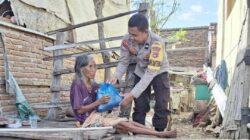 Sentuhan Humanis, Bhabinkamtibmas Polres Bima Kota Bagikan Sembako kepada Disabilitas dan Lansia