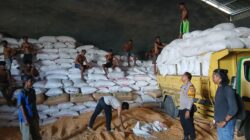 Bhabinkamtibmas Polres Bima Kota Sambangi dan Cek Aktivitas Bongkar Muat Jagung di Gudang Subur