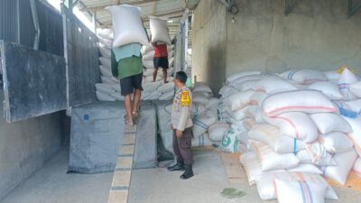 Komitmen Polsek Gerung Mengawal Distribusi Komoditas Strategis untuk Menjaga Ketahanan Pangan