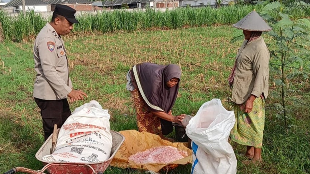 Bhabinkamtibmas Polsek Labuapi Dampingi Petani Olah Lahan