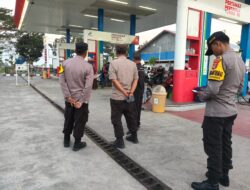 Bhabinkamtibmas Desa Tanak Kaken Laksanakan Patroli dan Koordinasi di SPBU Sakra Barat