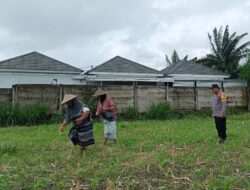 Polsek Labuapi Gerakkan Warga Karang Bongkot Manfaatkan Lahan Pekarangan