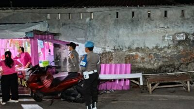 Antisipasi Kejahatan Malam, Polsek Labuapi Gelar Patroli Blue Light