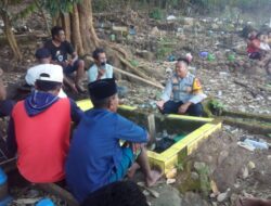 Manfaatkan Momen Gotong Royong, Bhabinkamtibmas Polres Bima Kota Gelar Jumat Curhat Bersama Warga
