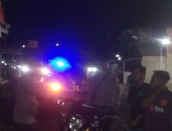 Konsep Dalam rangka meningkatkan pelayanan kepada masyarakat serta menjaga situasi keamanan dan ketertiban masyarakat (kamtibmas), Polsek Kempo Polres Dompu melaksanakan Kegiatan Rutin Yang Ditingkatkan (KRYD) dengan metode Blue Light Patrol di wilayah hukum Polsek Kempo, Selasa malam (9/6/2026).  Patroli menyasar sejumlah desa yang dianggap rawan gangguan kamtibmas, di antaranya Desa Kempo, Desa Ta’a, Desa Doro Kobo, Desa Soro, Desa Soro Barat, dan Desa Konte. Selain melakukan pemantauan situasi keamanan wilayah, personel juga melaksanakan patroli dialogis dengan menyampaikan berbagai pesan kamtibmas kepada masyarakat.  Di Desa Kempo, Ta’a, dan Doro Kobo, petugas mengimbau masyarakat untuk bersama-sama menjaga keamanan lingkungan serta mengingatkan para pemuda yang masih berkumpul di pinggir jalan agar tidak membawa senjata tajam, menghindari konsumsi minuman keras, dan meningkatkan kewaspadaan terhadap aksi pemalakan maupun pencurian.  Selanjutnya di Desa Soro dan Soro Barat, personel patroli memberikan edukasi kepada masyarakat, khususnya anak muda dan remaja, agar menjauhi minuman keras, tidak membawa senjata tajam, serta tidak menggunakan sepeda motor dengan knalpot racing yang dapat mengganggu kenyamanan masyarakat dan berpotensi memicu gangguan ketertiban umum.  Patroli kemudian dilanjutkan ke Desa Konte dengan melakukan pengecekan di lokasi-lokasi yang menjadi tempat berkumpulnya masyarakat. Petugas juga mengajak para pemuda untuk menghindari perilaku yang dapat memicu konflik sosial, termasuk penyalahgunaan minuman keras, penggunaan knalpot tidak sesuai spesifikasi teknis, maupun tindakan lain yang berpotensi menimbulkan keributan antar kelompok dan mengganggu kerukunan antarumat beragama.  Kapolsek Kempo, IPTU Agustamin, S.H., menyampaikan bahwa patroli dialogis dan Blue Light Patrol merupakan upaya preventif yang terus dilakukan untuk mencegah berbagai bentuk gangguan kamtibmas sekaligus memperkuat hubungan kemitraan antara Polri dan masyarakat.  “Kami mengarahkan seluruh personel agar dalam setiap pelaksanaan patroli tidak hanya melakukan pengawasan, tetapi juga aktif berdialog dengan masyarakat. Melalui komunikasi yang baik, berbagai potensi gangguan keamanan dapat dicegah sejak dini dan masyarakat semakin merasa aman dengan kehadiran Polri di tengah-tengah mereka,” ujar IPTU Agustamin.  Sementara itu, Kapolres Dompu AKBP Sodikin Fahrojin Nur, S.I.K., melalui Kasi Humas Polres Dompu IPTU I Nyoman Suardika menyampaikan bahwa kegiatan KRYD dan Blue Light Patrol merupakan bagian dari strategi pemeliharaan kamtibmas yang bertujuan menciptakan rasa aman sekaligus menekan peluang terjadinya tindak kriminalitas.  “Patroli Blue Light memberikan efek pencegahan terhadap pelaku kejahatan sekaligus meningkatkan kepercayaan masyarakat kepada Polri. Kehadiran anggota di lapangan pada malam hari merupakan bentuk nyata pelayanan kepolisian dalam menjaga keamanan, mencegah gangguan kamtibmas, serta membangun kemitraan yang kuat dengan masyarakat,” ungkap IPTU Nyoman.  Hasil kegiatan menunjukkan situasi kamtibmas di wilayah hukum Polsek Kempo tetap aman dan kondusif. Masyarakat menyampaikan apresiasi atas patroli rutin yang dilaksanakan karena memberikan rasa aman dan meningkatkan kehadiran Polri di tengah masyarakat.