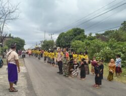 BHABINKAMTIBMAS POLSEK PEKAT AMANKAN TRADISI NYONGKOLAN, WUJUDKAN KAMTIBMAS DAN KELANCARAN LALU LINTAS