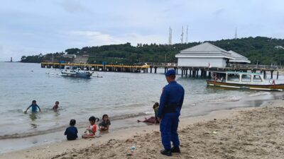 Polisi Imbau Wisatawan Senggigi Waspada Cuaca dan Awasi Anak