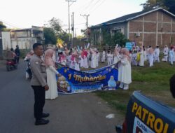 Polri Hadir di Tengah Masyarakat, Bhabinkamtibmas Polres Bima Kota Amankan Pawai 1 Muharam 1448 H