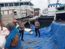 Sat Polairud Polres Bima Kota Laksanakan Pengawasan Bongkar Muat di Pelabuhan Bima