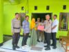 POLRES DOMPU SALURKAN BANTUAN SOSIAL KEPADA KELUARGA KORBAN PENGANIAYAAN, WUJUD KEPEDULIAN DAN EMPATI ANGGOTA POLRI