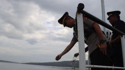 Hari Bhayangkara ke-80, Polres Bima Kota Gelar Upacara dan Tabur Bunga di Perairan Pelabuhan Bima