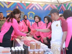 Waka Polda NTB Disambut Ketua Bhayangkari Cabang Bima Saat Tinjau Stand Bazaar Polres Bima dan Pasar Rakyat Serta Bakti Sosial Polres Bima Kabupaten di Mapolda NTB