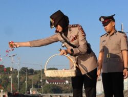 Kapolres Sumbawa Pimpin Upacara Tabur Bunga di Pelabuhan Badas dalam Rangka Hari Bhayangkara Ke-80